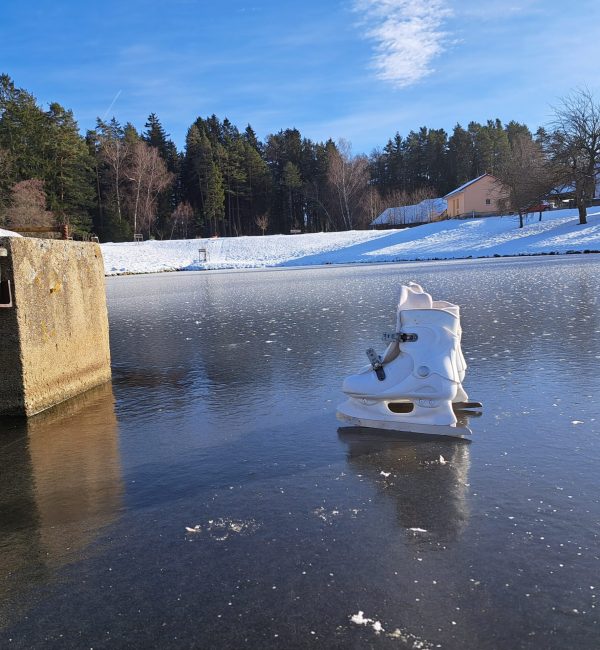 Kluziště před chalupou s bruslema